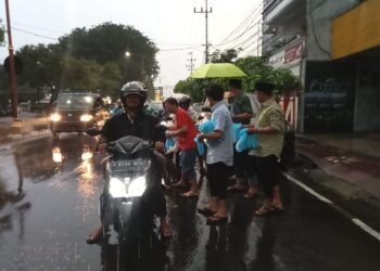 Terjang Hujan, PWI Sidoarjo Bagi-bagi Takjil Gratis