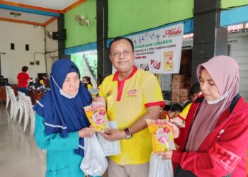 Megasurya Mas Bagikan Bingkisan Lebaran