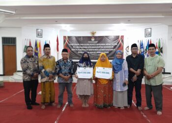 Meninggal dan Sakit, KPU Sidoarjo Santuni Petugas Pemilu 2024