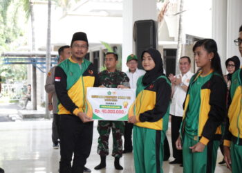 Bupati Muhdlor Serahkan Bonus Atlet Peraih Medali Porprov Jatim VIII
