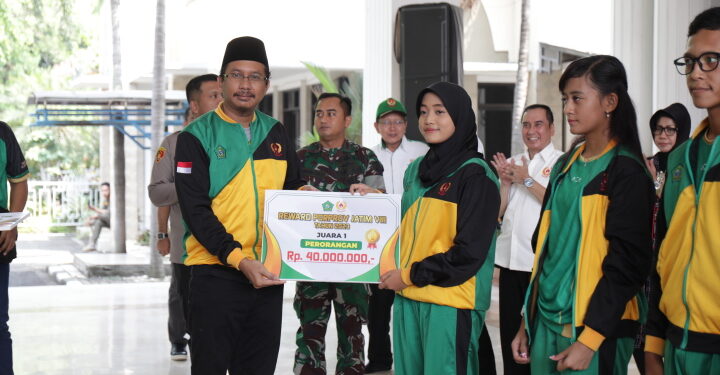 Bupati Muhdlor Serahkan Bonus Atlet Peraih Medali Porprov Jatim VIII