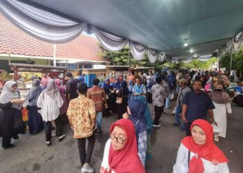 Warga Nikmati Beragam Makanan Khas Saat Open House Bupati Muhdlor