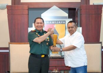 Mayjen TNI Rafael Terima Prapanca Award dari PWI Jatim