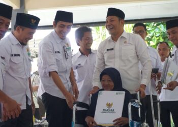 Bersama Baznas Serahkan Bantuan ke Warga, Ini Harapan Plt Bupati Sidoarjo