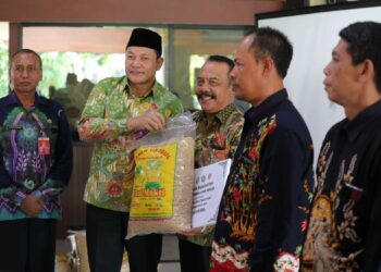 Dukung Produktivitas, Plt Bupati Sidoarjo Serahkan Bantuan Irigasi untuk 90 Poktan