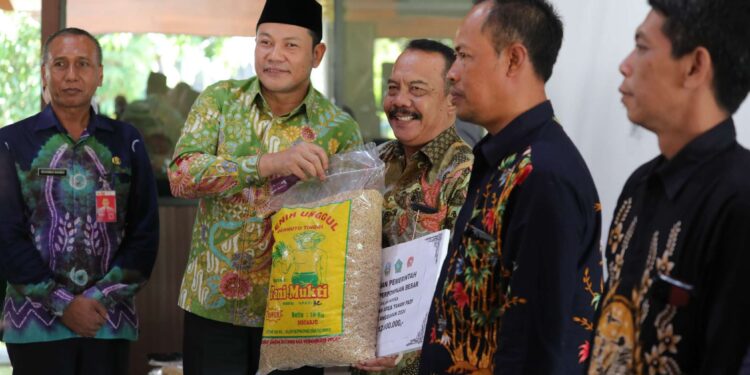 Dukung Produktivitas, Plt Bupati Sidoarjo Serahkan Bantuan Irigasi untuk 90 Poktan