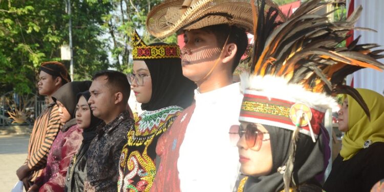 Pemkab Sidoarjo Gelar Upacara HUT ke-79 RI, Peserta Berkostum Adat Nusantara