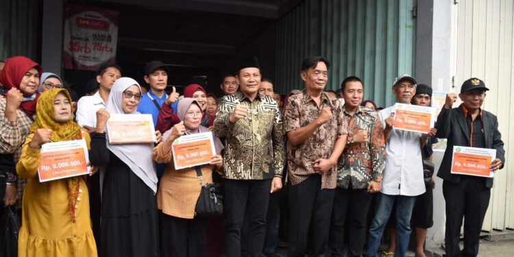 Stan Hangus Terbakar, Pemkab Sidoarjo Beri Bantuan Pedagang Pasar Krian