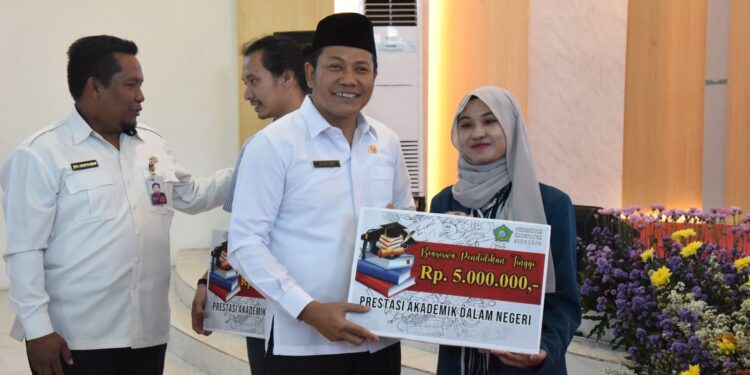 Mahasiswa Bersyukur Terima Beasiswa Pendidikan dari Pemkab Sidoarjo