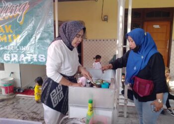 Cawabup Mimik Idayana Blusukan Bagikan 500 Paket Makan Gratis