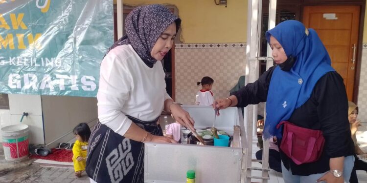 Cawabup Mimik Idayana Blusukan Bagikan 500 Paket Makan Gratis