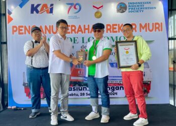 Parade Lokomotif Livery Varian Terbanyak, KAI Daop 8 Surabaya Sabet Penghargaan MURI