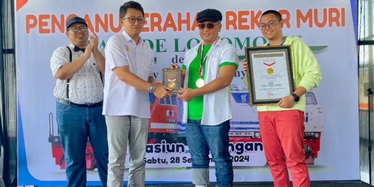 Parade Lokomotif Livery Varian Terbanyak, KAI Daop 8 Surabaya Sabet Penghargaan MURI