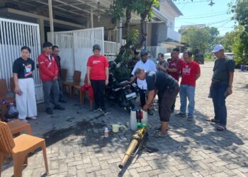Cegah Demam Berdarah, Mas Iin Fogging Bersama Warga Pondok Tjandra
