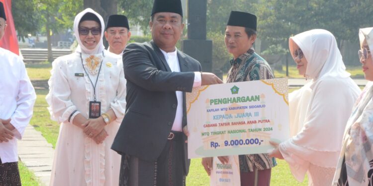 Hari Santri 2024, Pemkab Sidoarjo Beri Penghargaan Santri Berprestasi
