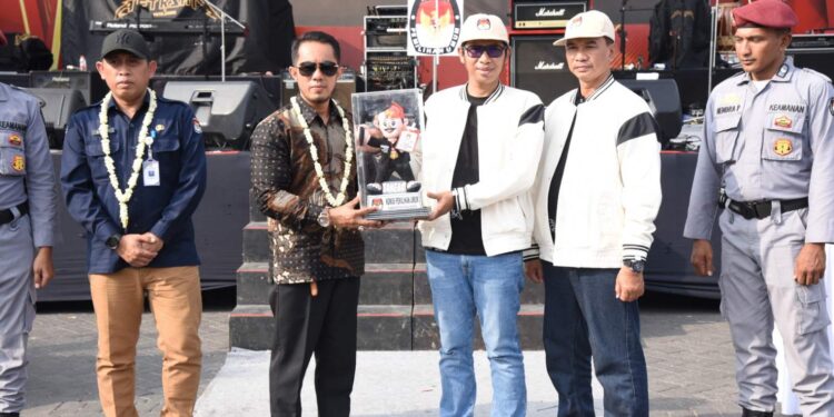 Usai Sambut Si Jalih, KPU Sidoarjo Kirab Guk Kasijo Keliling Kota Delta