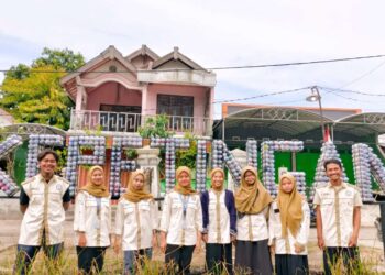 Tim PPK Ormawa Ajak Warga Kepetingan Sulap Sampah menjadi Plang Dusun Ecobrick, Wujudkan Desa Bersih dan Kreatif