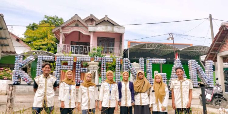 Tim PPK Ormawa Ajak Warga Kepetingan Sulap Sampah menjadi Plang Dusun Ecobrick, Wujudkan Desa Bersih dan Kreatif