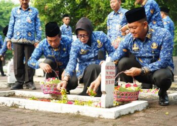 Peringati HUT Korpri ke-53, Pemkab Sidoarjo Ziarah ke TMP