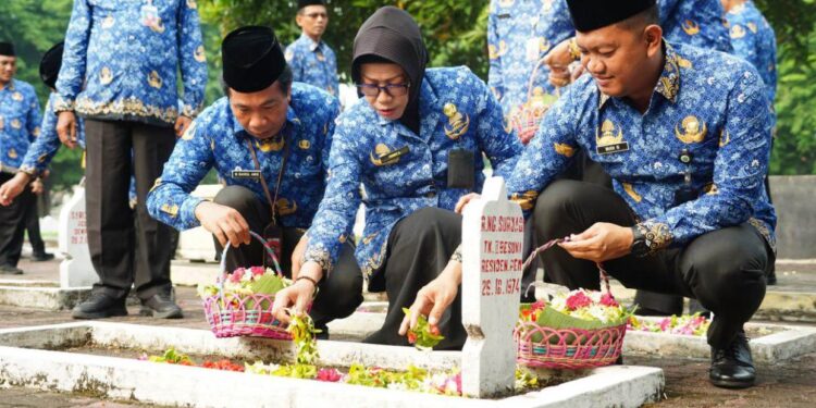 Peringati HUT Korpri ke-53, Pemkab Sidoarjo Ziarah ke TMP