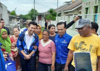 Demokrat Jatim Bagikan Ratusan Sembako ke Warga Terdampak Banjir di Sidoarjo