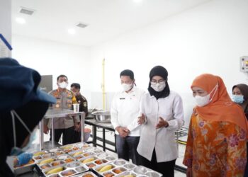Subandi Dampingi Khofifah Tinjau Program MBG di Sidoarjo