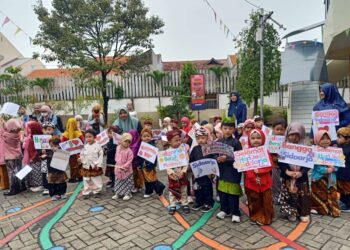 KB-TK Al Muslim Gelar Pawai Guk Yuk Peringati Harjasda ke-166