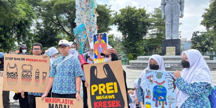 Kampanye Peduli Sampah, Siswa SMA Al Muslim Orasi Depan Grahadi