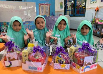 Berbagi Kebahagiaan Ramadan, Siswa KB-TK Al Muslim Bagikan Parcel