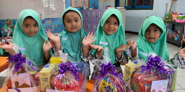 Berbagi Kebahagiaan Ramadan, Siswa KB-TK Al Muslim Bagikan Parcel
