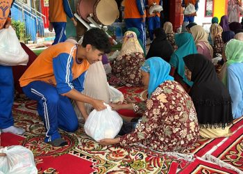 Asah Empati, Siswa SMP Al Muslim Berbagi ke Ratusan Lansia