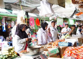Pastikan Stok Bapok Selama Ramadan, Wabup Mimik Sidak Pasar Porong