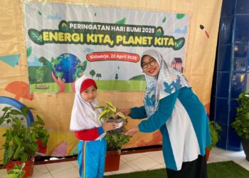 Peringati Hari Bumi 2025, Siswa KB-TK Al Muslim Berinfaq Beragam Jenis Tanaman