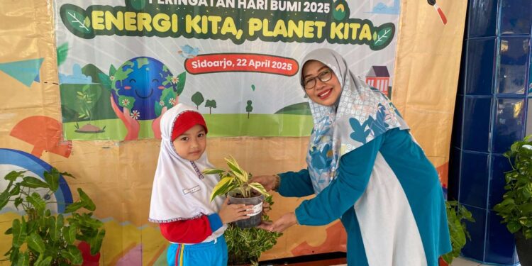 Peringati Hari Bumi 2025, Siswa KB-TK Al Muslim Berinfaq Beragam Jenis Tanaman