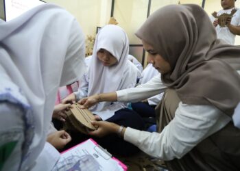Peringati Hari Bumi Sedunia, SMP Al Muslim Kunjungi Industri Pengolahan Sampah Kardus