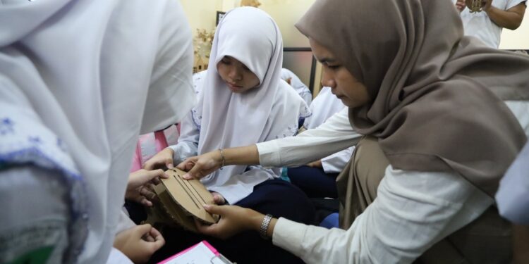 Peringati Hari Bumi Sedunia, SMP Al Muslim Kunjungi Industri Pengolahan Sampah Kardus