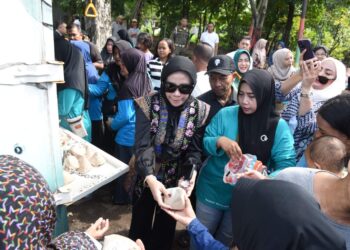 Jumat Berkah, Wabup Sidoarjo Bagikan 300 Nasi Bungkus