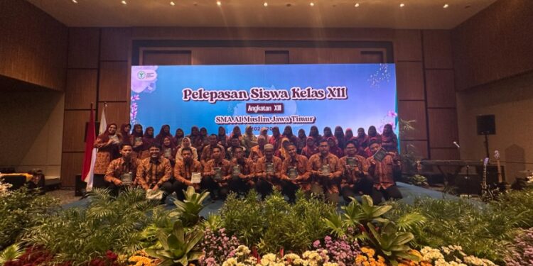 Pelepasan Siswa Kelas XII SMA Al Muslim Diwarnai Peluncuran Buku