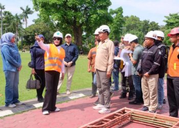 Wabup Mimik Sidak Proyek Revitalisasi Alun-alun, Usul Ada Area UMKM