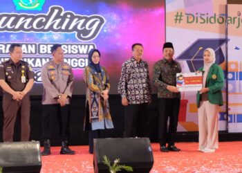 Pemkab Sidoarjo Gelontor Beasiswa untuk 2.007 Mahasiswa, Bupati Subandi: Bentuk Investasi SDM