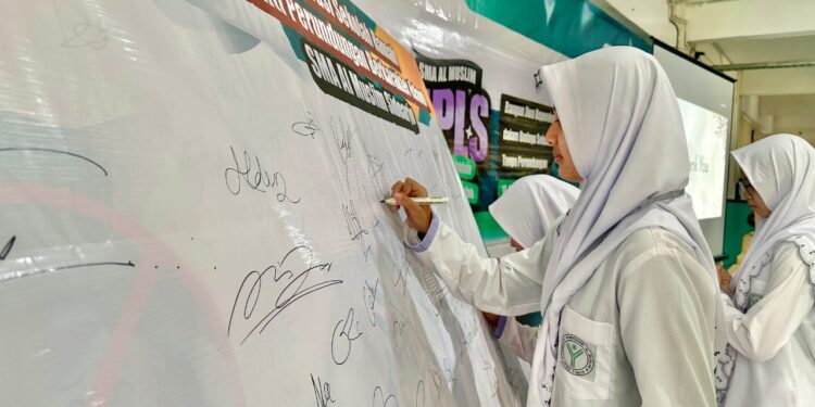 Siswa SMA Al Muslim Deklarasi Anti Perundungan saat Ikuti MPLS