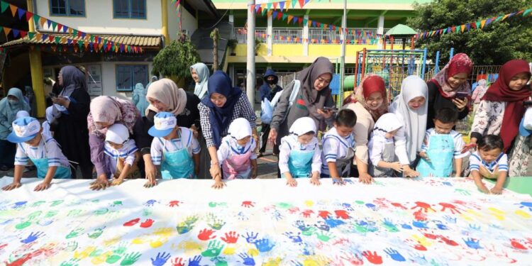 Komitmen Kolaborasi, Siswa KB-TK Al Muslim dan Orang Tua Cap Lima Jari saat MPLS