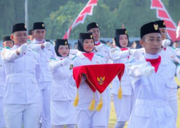 Membanggakan, Siswi SMA Al Muslim Tampil Sebagai Pembawa Baki Paskibra Kecamatan Waru