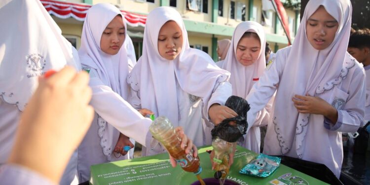 Peringati HKAN 2025, SMA Al Muslim Gelar Aksi Daur Ulang Minyak Jelantah