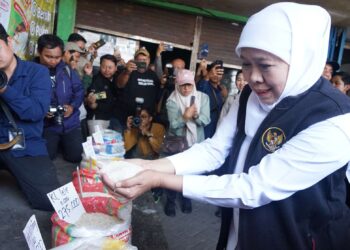 Khofifah Tinjau Distribusi Beras SPHP di Pasar Larangan