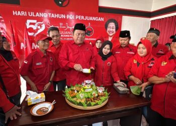 Peringati HUT ke-80 RI, PDIP Sidoarjo Gelar Upacara Bersama Petani