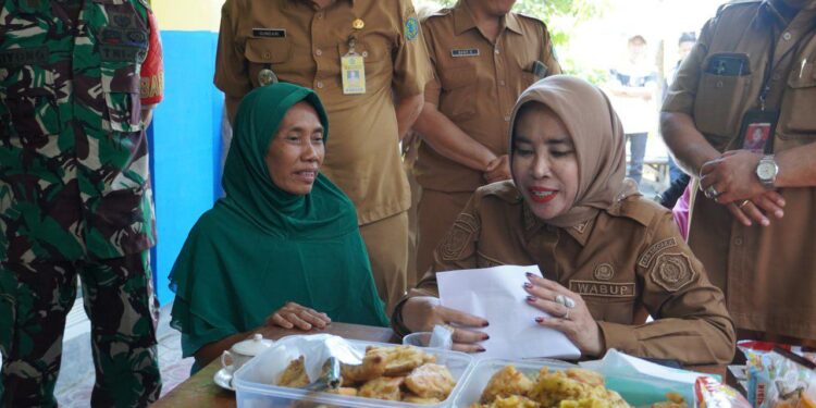 Wabup Mimik Idayana Tinjau Program Bedah Warung Rakyat