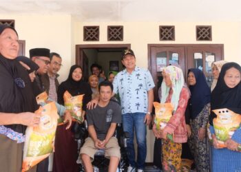 Bentuk Kepedulian, Subandi Serahkan Bantuan Kursi Roda ke Warga Disabilitas
