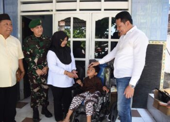 Bukti Peduli Warganya, Bupati Subandi Serahkan Bantuan Kursi Roda ke Tiga Warga