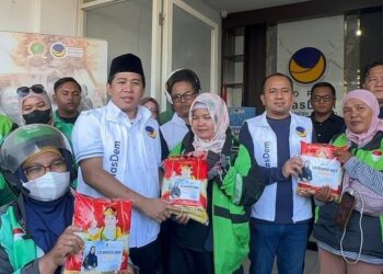 Wujud Kepedulian, NasDem Sidoarjo Bagikan 300 Paket Beras dan Beasiswa untuk Anak Ojol